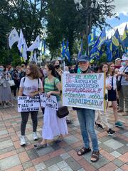 "Руки геть від мови!": українці вийшли на мітинг проти викладання російською у школах