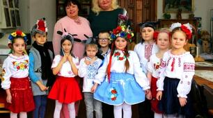 Українське шоу для дівчаток у номінаціях "А я просто українка, україночка"