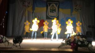 Спільна діяльність вихованців старшої групи і групи раннього віку « Сонечко і промінчики»