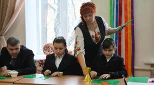 ВІДКРИТИЙ УРОК З РЕЛЬЄФНОГО МАЛЮВАННЯ  на тему:  «Передача на малюнку лінійної об’ємності чашки.»  (для учнів 7/А класу)