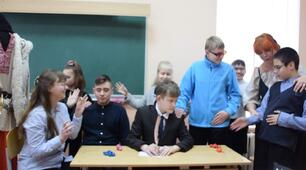ВІДКРИТИЙ УРОК З РЕЛЬЄФНОГО МАЛЮВАННЯ  на тему:  Малювання з опорою на макет елементів картини. «Загадкова знаменита картина»  (для учнів 7/А класу)