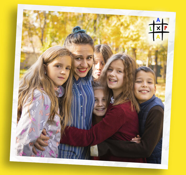 зображення дітей що підняли руку ALPA SCHOOL картинка учні відповідають ALPA SCHOOL