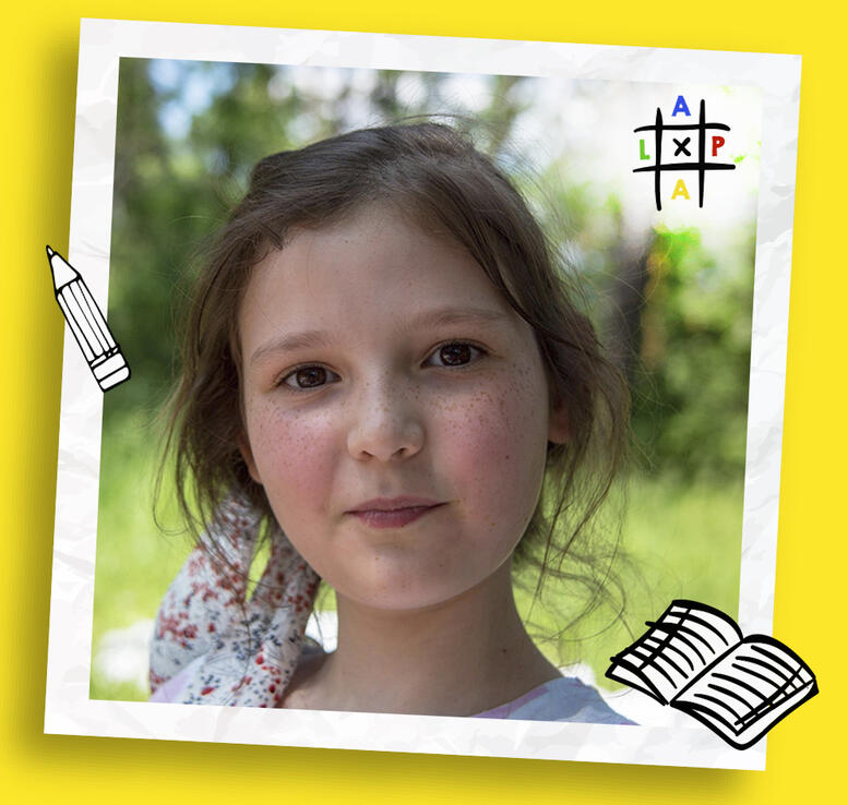 зображення учня, що пише в зошиті ALPA SCHOOL картинка учень пише в зошиті ALPA SCHOOL