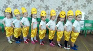 Жовтенькі клубочки ходять біля мами-квочки