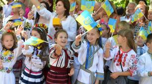 Маленькі українці вітають свої школи!Йдуть до школи тата й мами. Не забули прапорці і тримають у руці! 