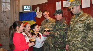 Солодка Акція доброї волі "У солдат Пасхальне свято, тож дітей прийшло багато"