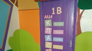 Прикраса на двері класу "Ми класні"
