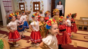 Сценарій свята осені в ДНЗ для середньої групи "Осінь та брати-місяці"