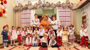 Сценарій свята осені в ДНЗ для молодшої групи "Осінь запрошує в гості"