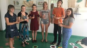 Вихованці гуртка «Рукоділля» провели флешмоб “Свічка пам’яті” до Дня пам’яті захисників України, які загинули в боротьбі за незалежність, суверенітет і територіальну цілісність держави.