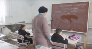 Замість газу - дрова, замість стін - штори: на Чернігівщині закрили школу, а діти навчаються в майстерні