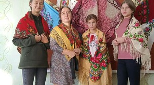 За вікном XXІ століття, але мода на хустку не зникла..