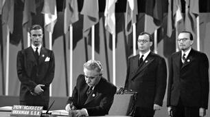 Презентація на тему: § 1.  АДМІНІСТРАТИВНО-ТЕРИТОРІАЛЬНІ ЗМІНИ УКРАЇНСЬКОЇ РСР.ВИХІД УРСР НА МІЖНАРОДНУ АРЕНУ
