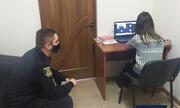 Шкільний клас у відділку поліції: поліцейський організував дистанціне навчання для школярки, яка не мала доступу до інтернету