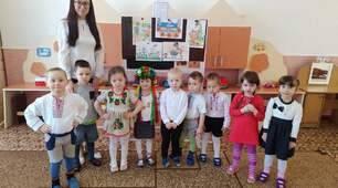 До дня рідної мови у групі "Грайлики" були проведені такі види роботи. Заучування вірша Г. Демченко "Я печу, печу, печу", ознайомлення молодших дошкільників зі зразками українського фольклору віршами Марійки Підгірянки та Грицька Бойка.