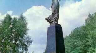 Презентація "Lesia's monuments" до бінарного уроку з української літератури та англійської мови