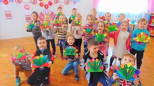 «Букет тюльпанів для матусі» Заняття з конструювання в старшій групі