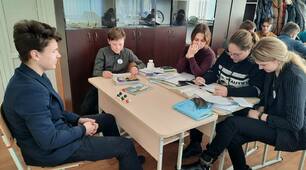 Вивчали карбонові кислоти. За допомогою такої форми роботи як "робота в групах" мали змогу більш детальніше познайомитись з окремими кислотами.