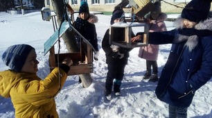 УЧНІ 2-3 КЛАСУЯцьківський НВК "ЗОШ І-ІІІ ступенів - ДНЗ"ДОПОМАГАЮТЬ ПТАХАМ ПЕРЕЗИМУВАТИ!