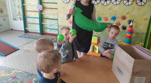 Конспект заняття  «Цікаві горошинки»  (для дітей 3 року життя)