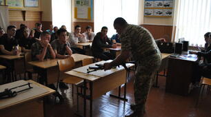 Розділ V. Вогнева підготовка. Тема 2. Ведення вогню з місця по нерухомих цілях і цілях, що з'являються.  Удосконалення знань з будови автомату. Тренування вправ стрільби з пневматичної (малокаліберної) гвинтівки.