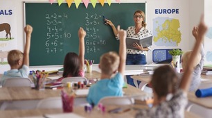 What can a teacher do to make modern education effective?