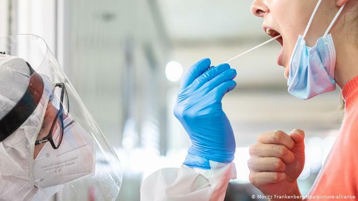 Мазок із горла - найпоширеніший спосіб брати зразок для ПЛР-тесту на коронавірус