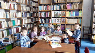 Ілюстрована книжкова виставка "Читаємо самі, читаємо разом"