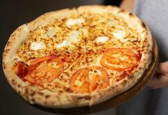 Піца від ветеранів Veterano Pizza — The Village Україна