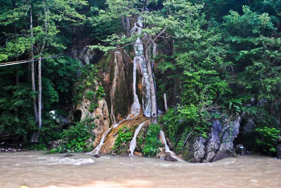 Cascada Sipote - Locatii interesante in Romania