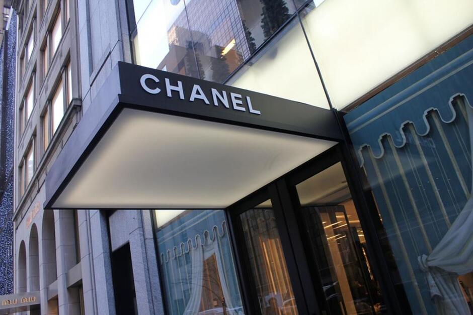 У 1921 році у Франції вперше були представлені парфуми «Chanel №5» / vse42.ru