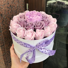 Розы из мыла или живые цветы: какой подарок лучше выбрать