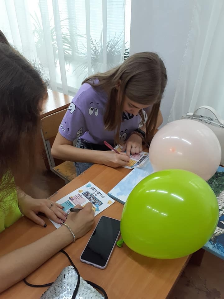 Возможно, это изображение (один или несколько человек, воздушный шарик и в помещении)