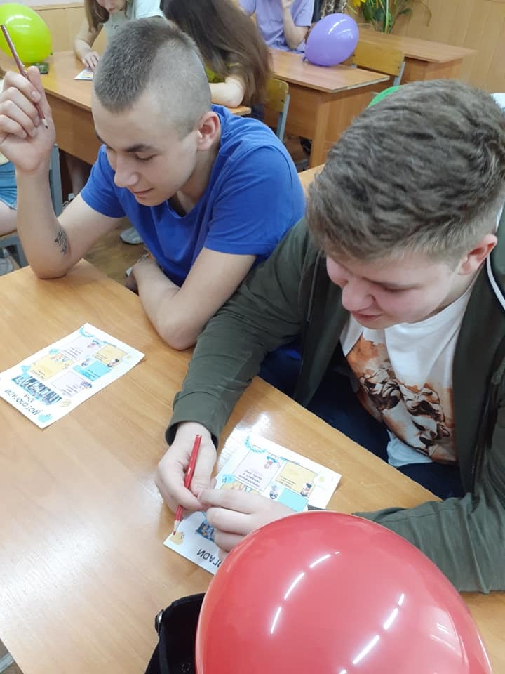 Возможно, это изображение (2 человека, люди сидят и в помещении)