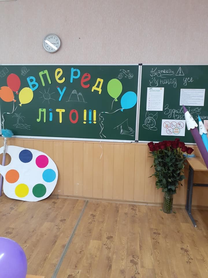 Возможно, это изображение (воздушный шарик и в помещении)
