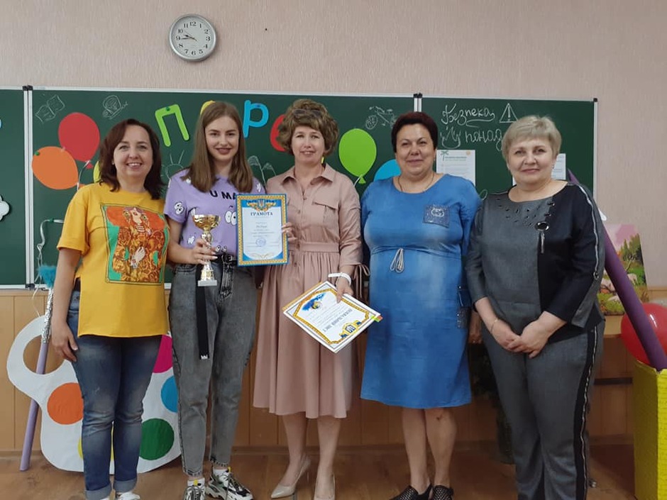 Возможно, это изображение (5 человек, в том числе Тетяна Поставець и Natali Tsigankova, люди стоят и в помещении)
