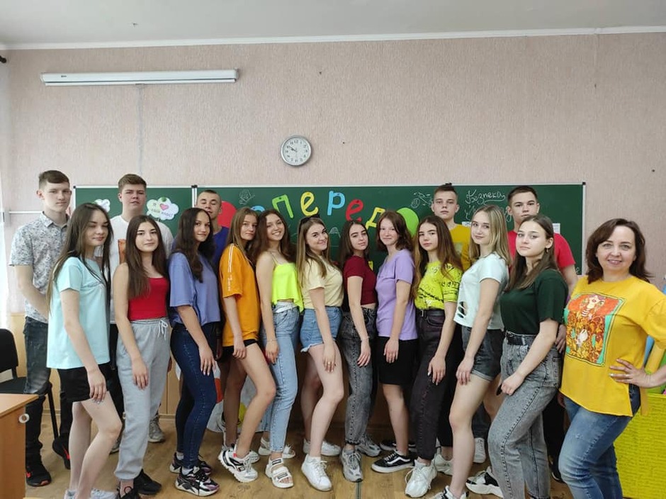 Возможно, это изображение (17 человек, в том числе Таня Солонина и Тетяна Поставець, люди стоят, люди сидят и в помещении)