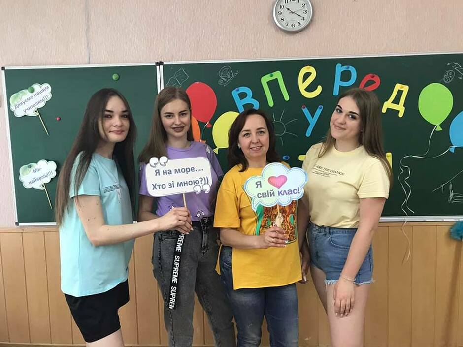 Возможно, это изображение (4 человека, в том числе Тетяна Поставець, длинные волосы, люди стоят и в помещении)