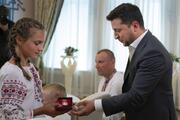 «Так виглядають справжні українські герої»: президент України вручив медаль дівчинці, яка врятувала життя чотирьом дітям