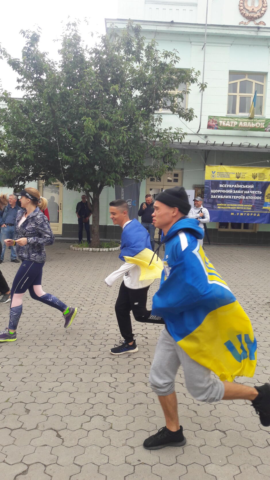 02012kzt-4aef-940x1671.jpg