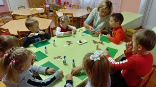 Конспект заняття по аплікації для дітей старшого  дошкільного віку  «Грибочки для білочки»