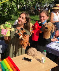 На зображенні може бути: 2 людини, люди стоять та на відкритому повітрі