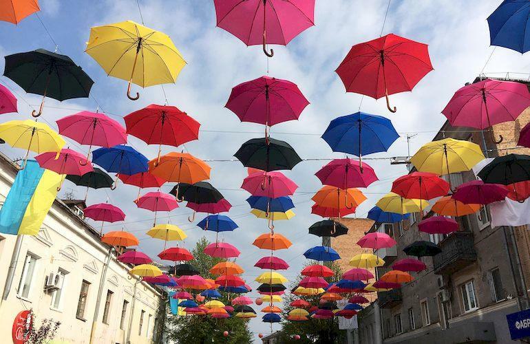 Сьогодні - День різнокольорових парасольок / фото zhzh.info