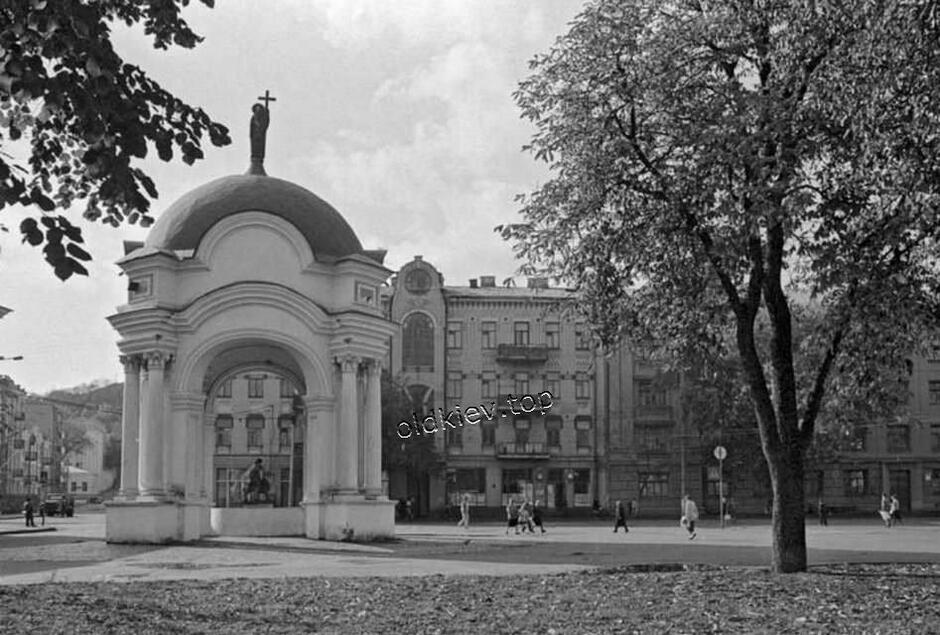 Фонтан «Самсон». Історія та легенди