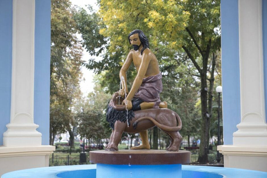 Фонтан «Самсон». Історія та легенди