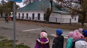 Дбай про безпеку на вулиці! 🚸⛔⚠️Дорожні знаки та правила дорожнього руху для першокласників напередодні осінніх канікул.