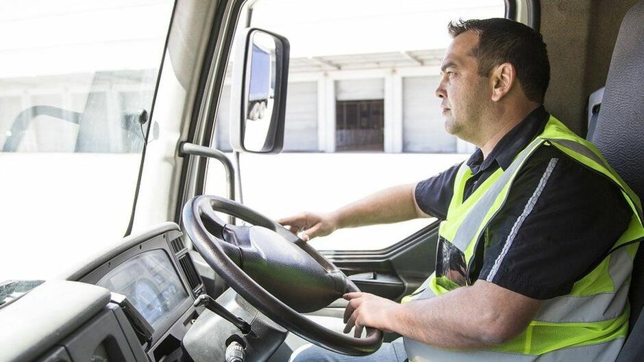 Lorry driver shortage: Government to lift rules on foreign haulier deliveries - BBC News