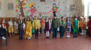 Свято “Осінь – багата пані, щедро дарунки усім роздає” у 3-В класі