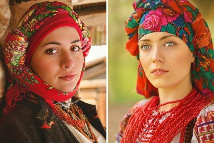жінки в хустках