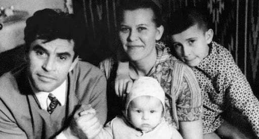 Возможно, это черно-белое изображение (2 человека, ребенок и люди стоят)